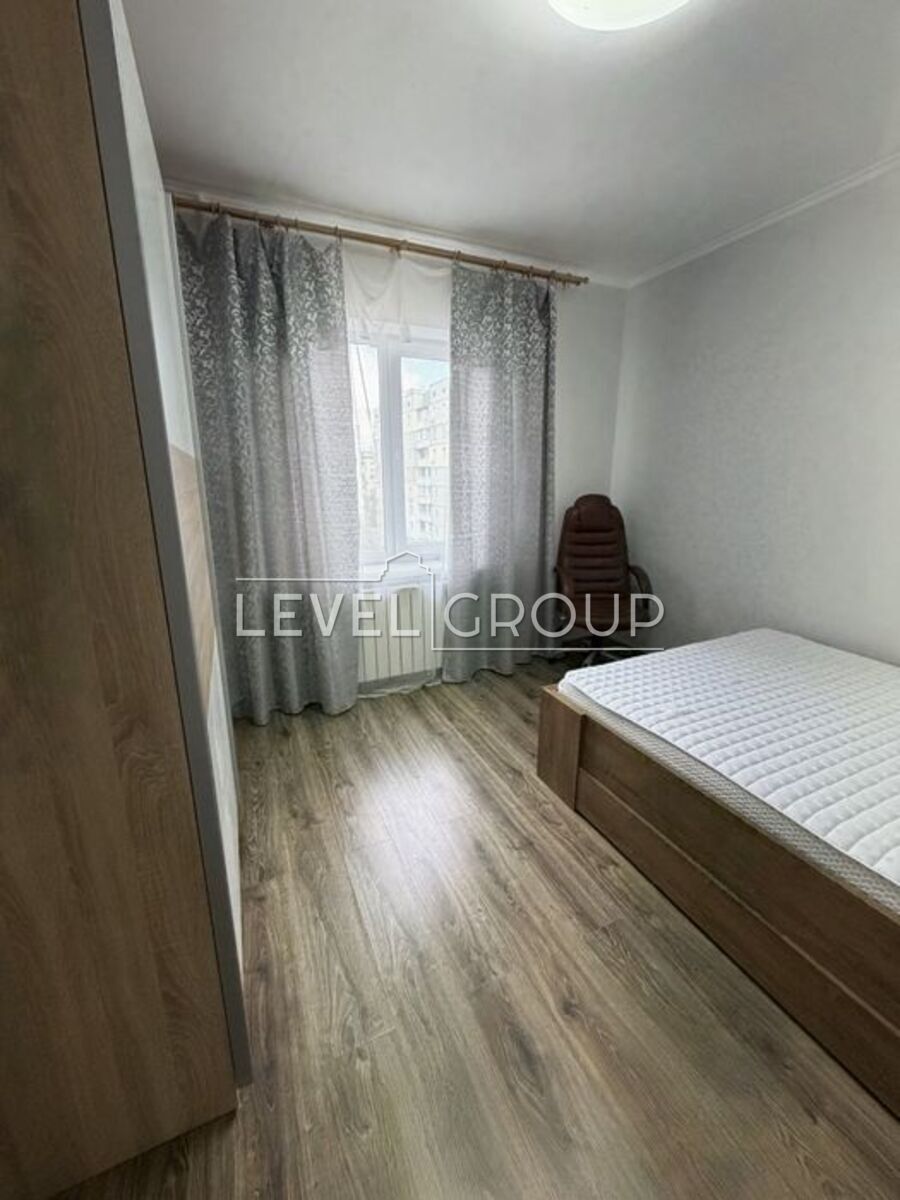 Хорольська вул., 8/4