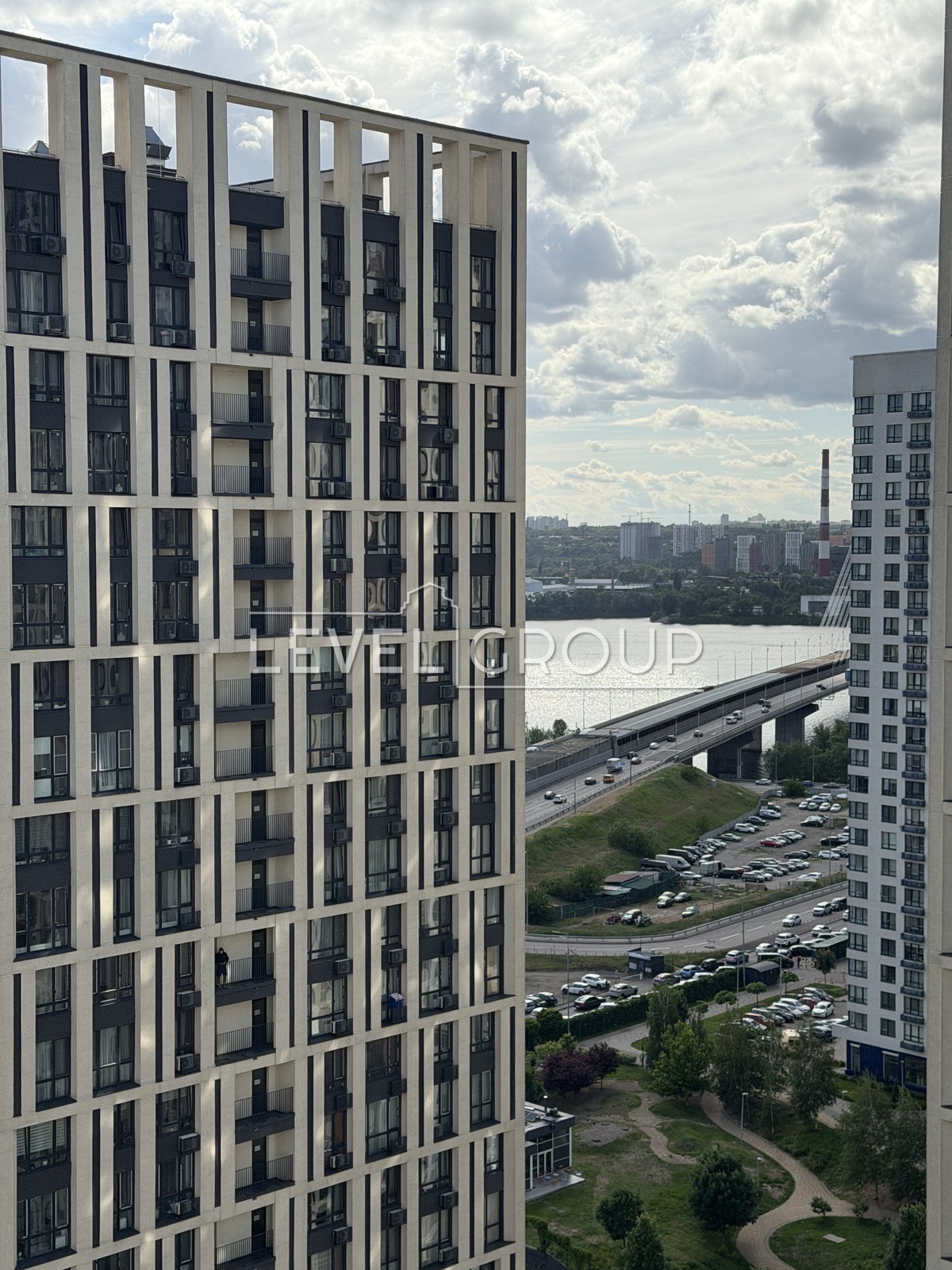 Зарічна вул., 4