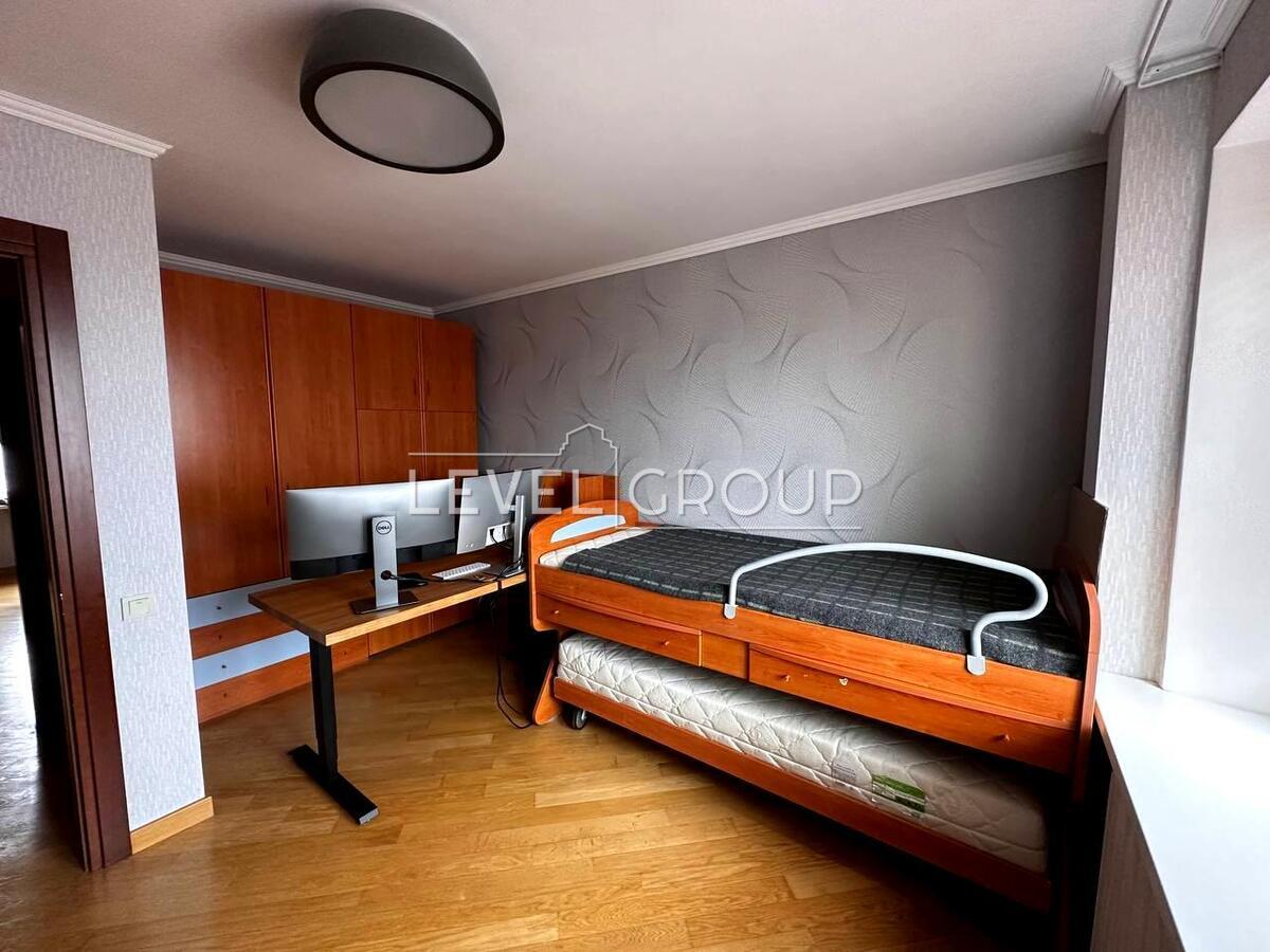 name_en