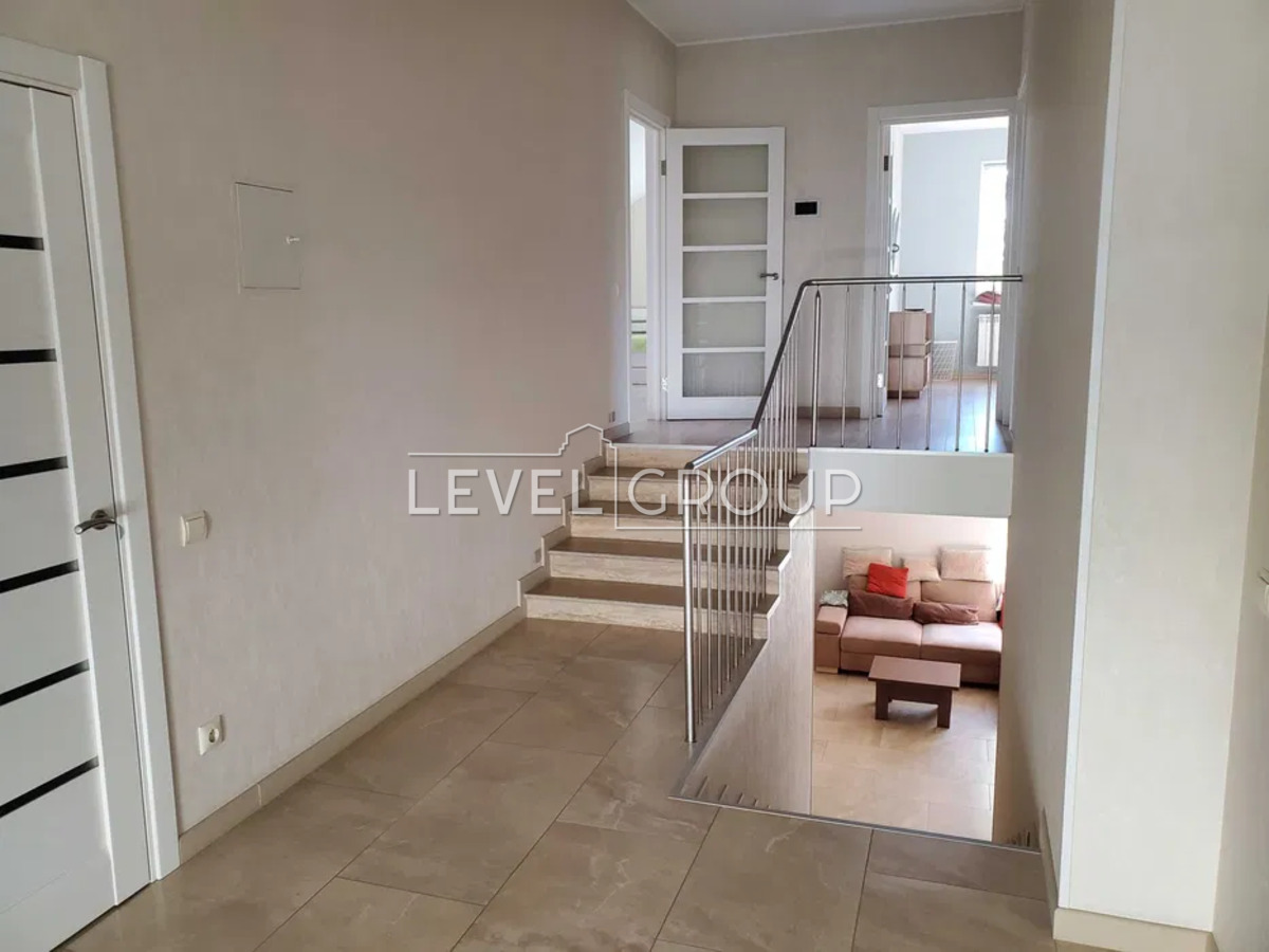 Revolutions Lane, 2m