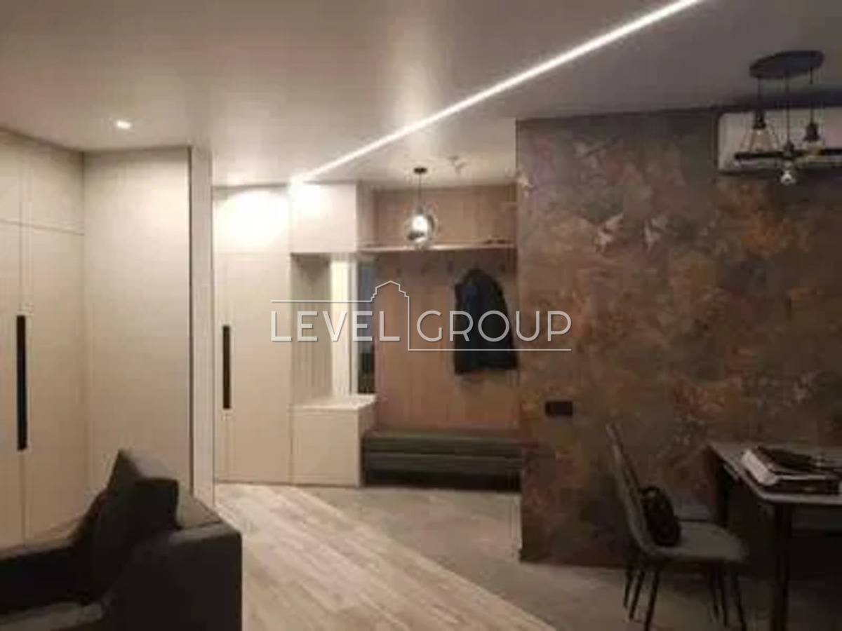 Beresteyskyi Ave. (Poles)