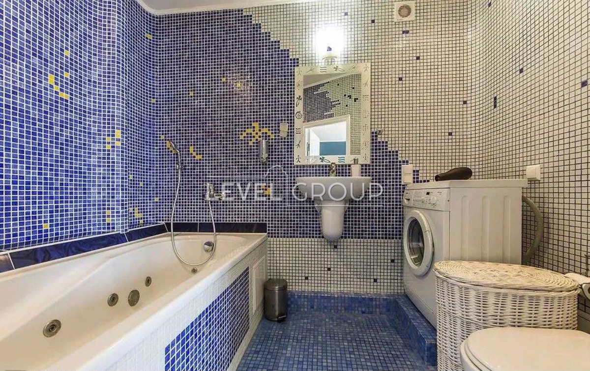 Велика Васильківська вул. (Червоноармійська), 112