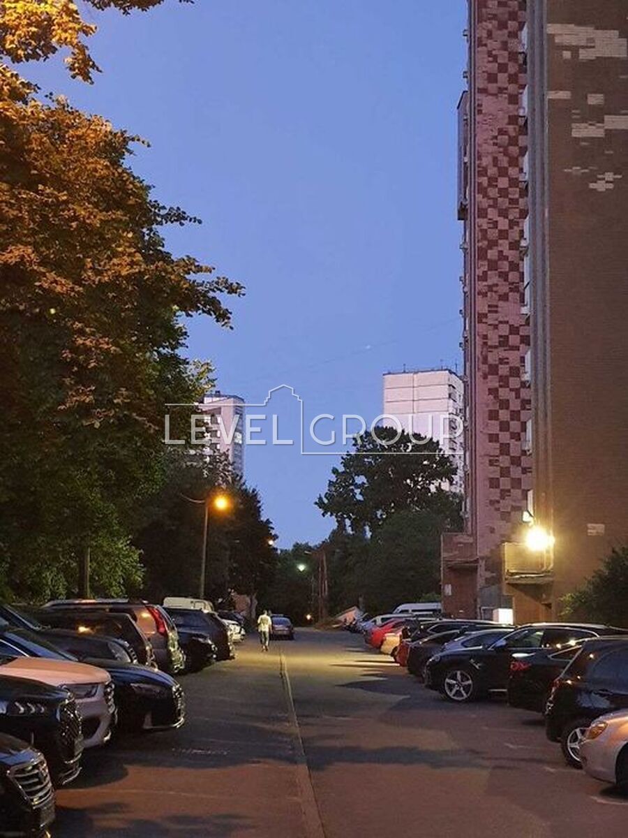 Stadionna St., 6