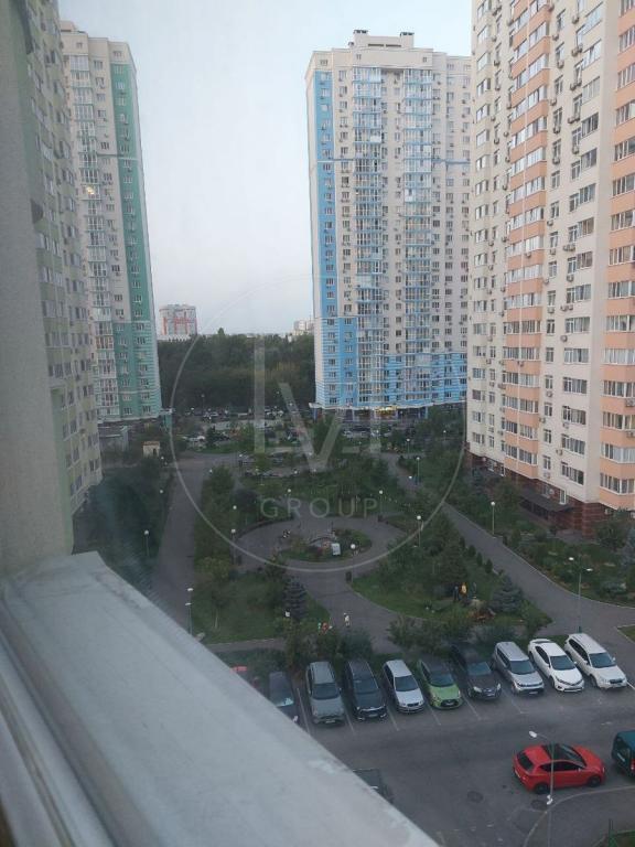 Воскресенська вул., 14