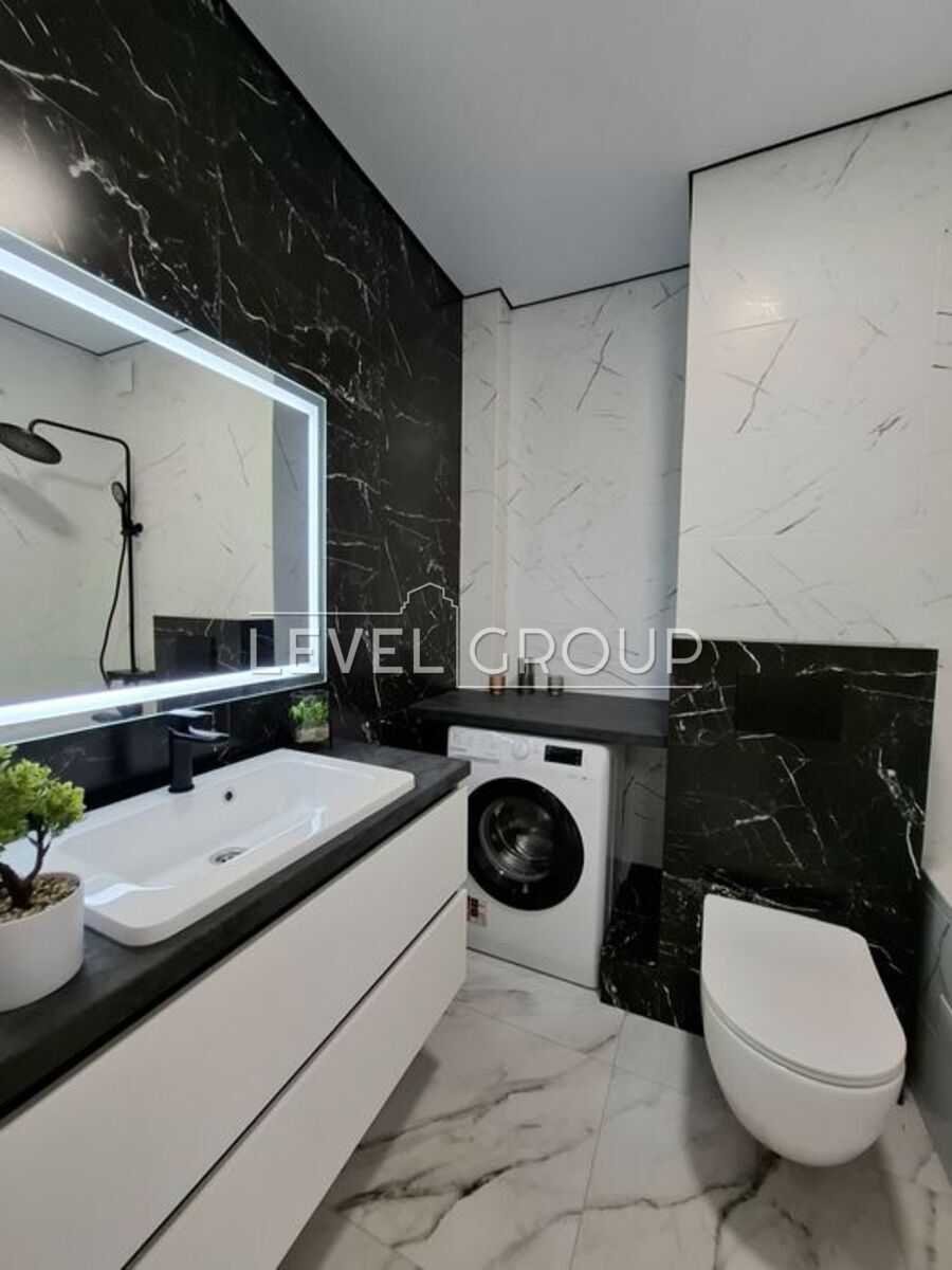 Святошинська, 56