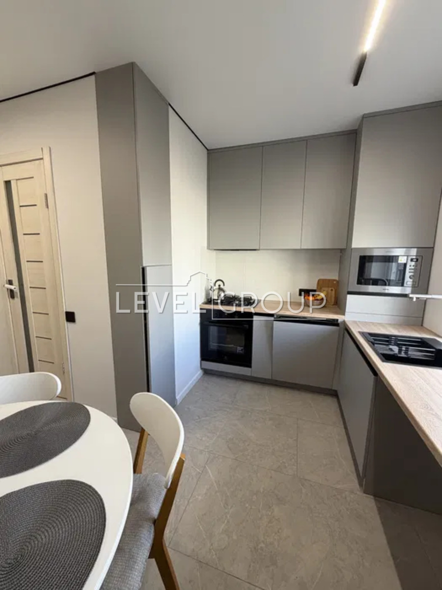 Хорольська вул., 8/4