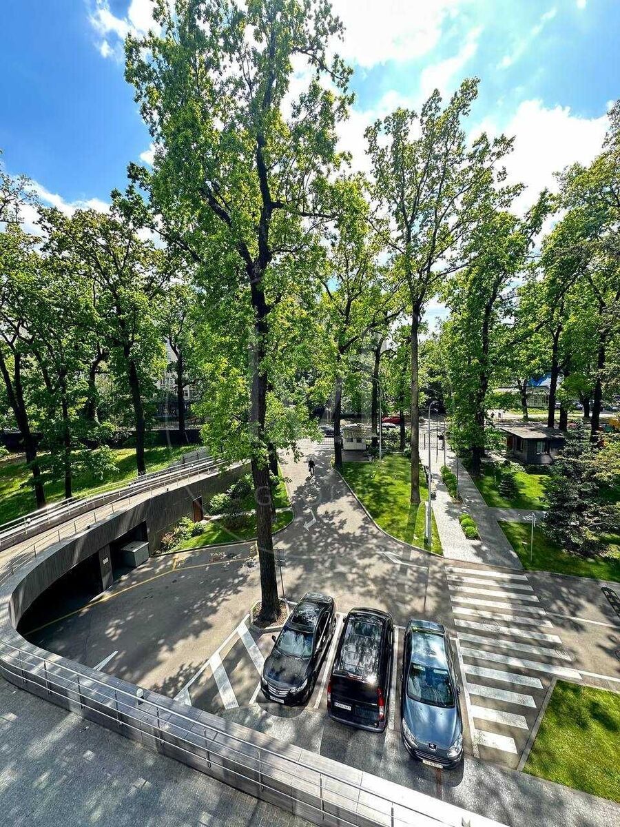 Авіаконструктора Антонова вул., 2б