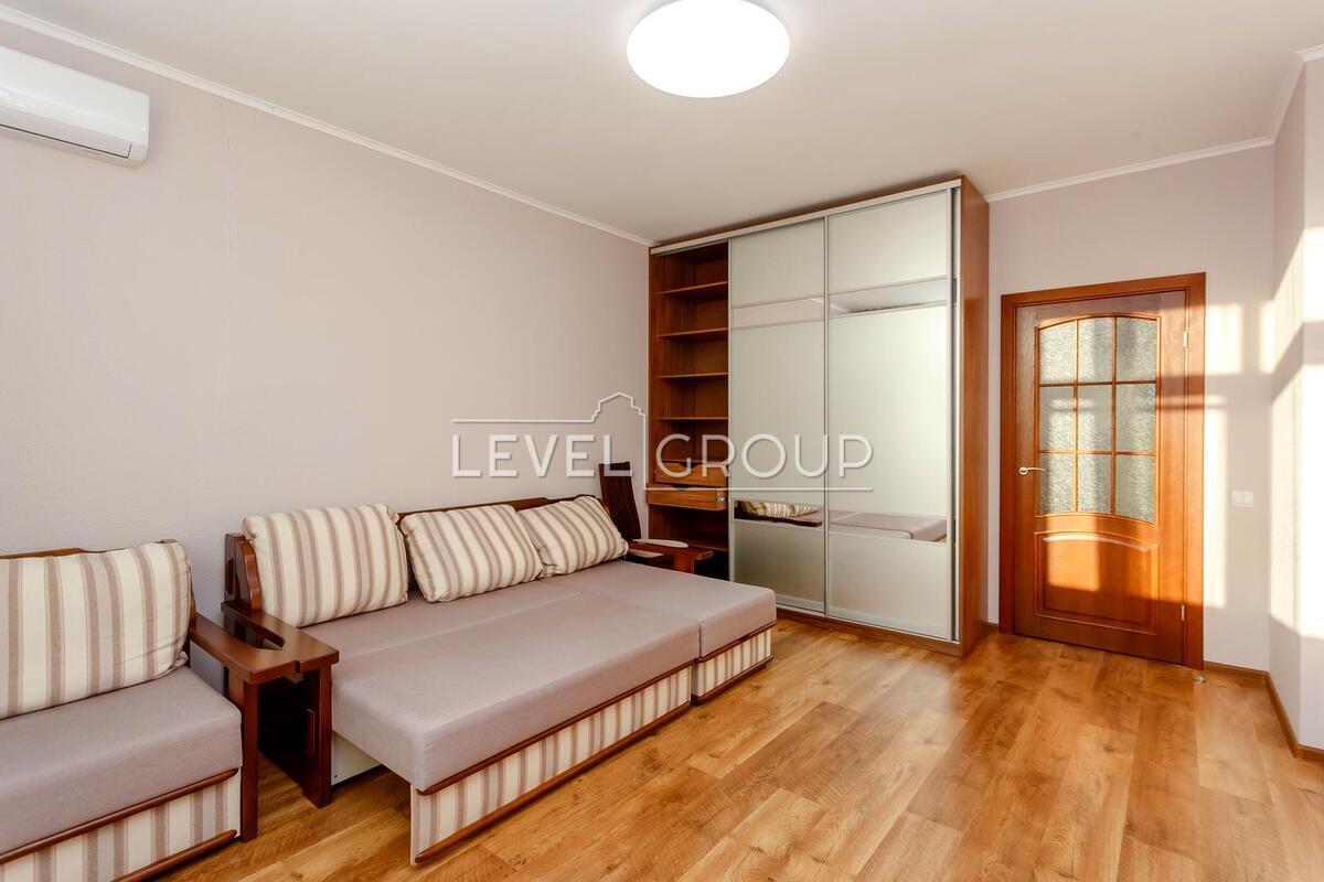 Воскресенська вул., 14д