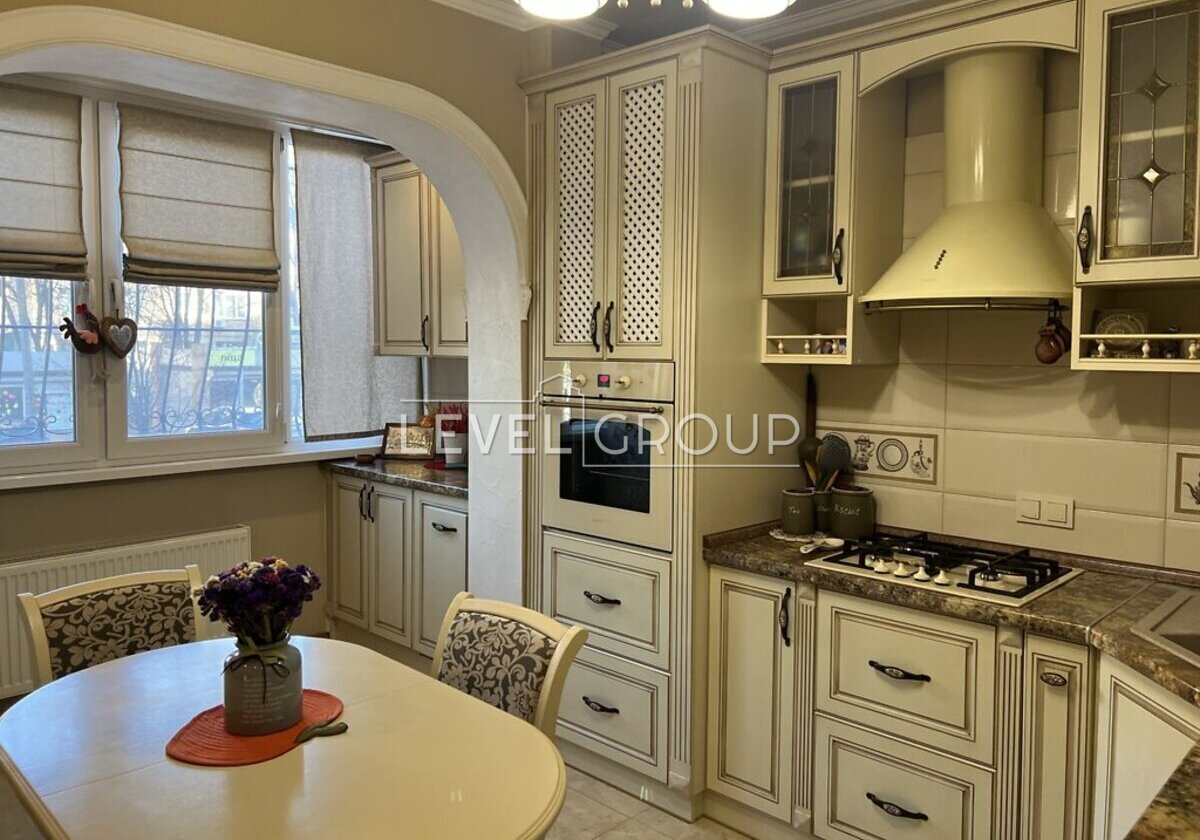 Святоюріївська, 22