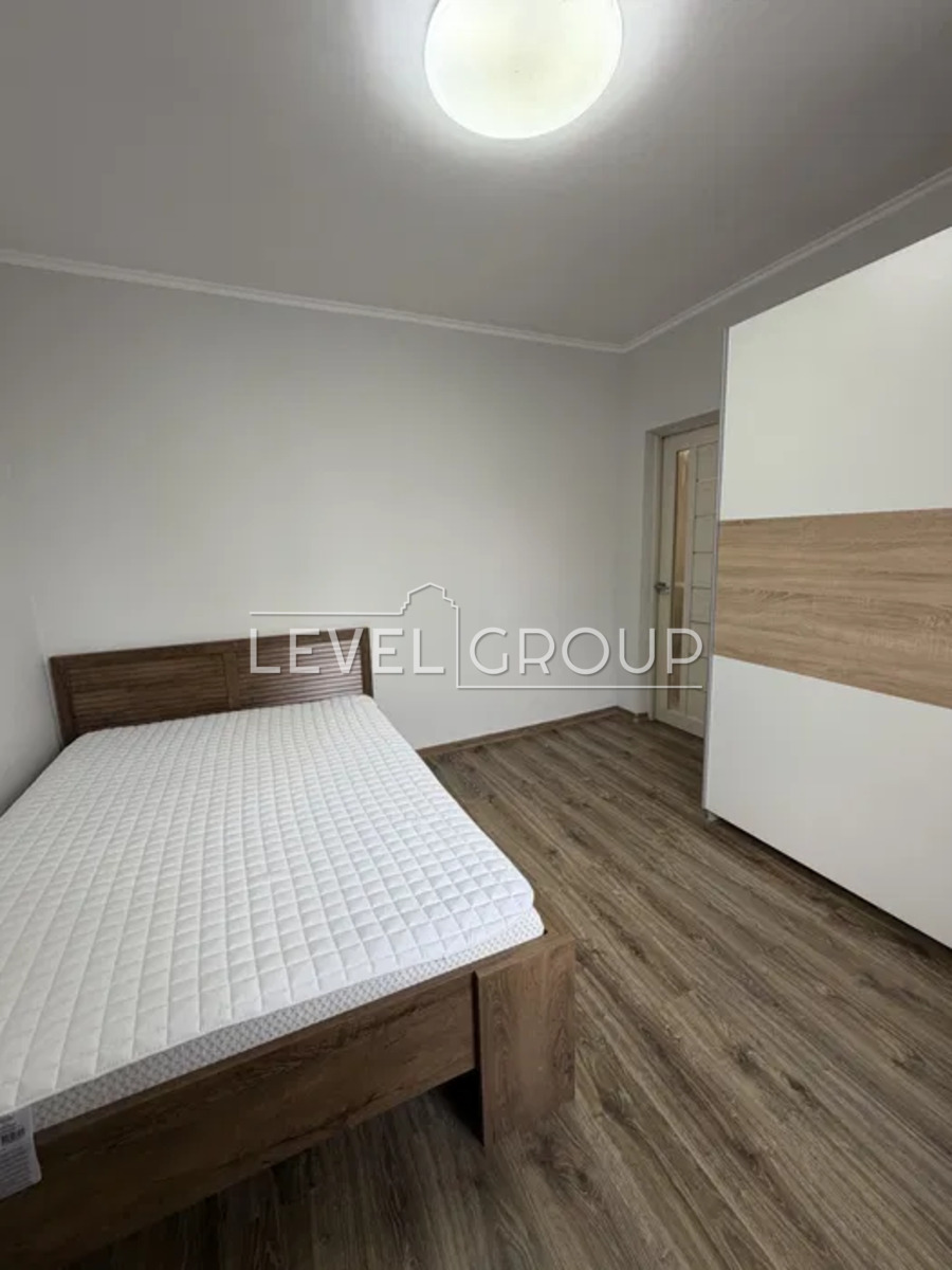 Хорольська вул., 8/4