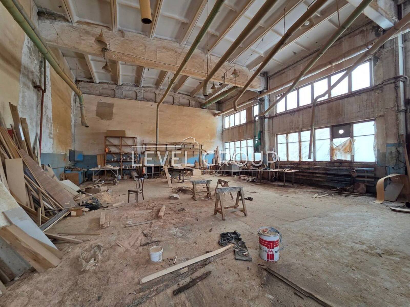 Фанерна вул., 1