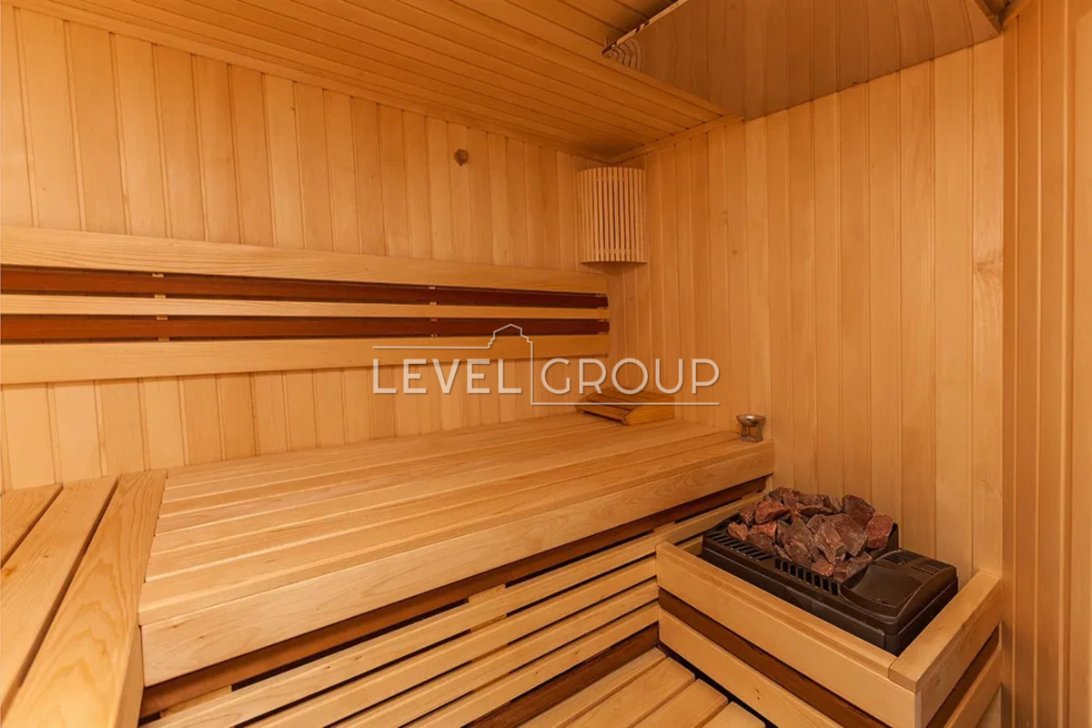 Дніпровська, 10