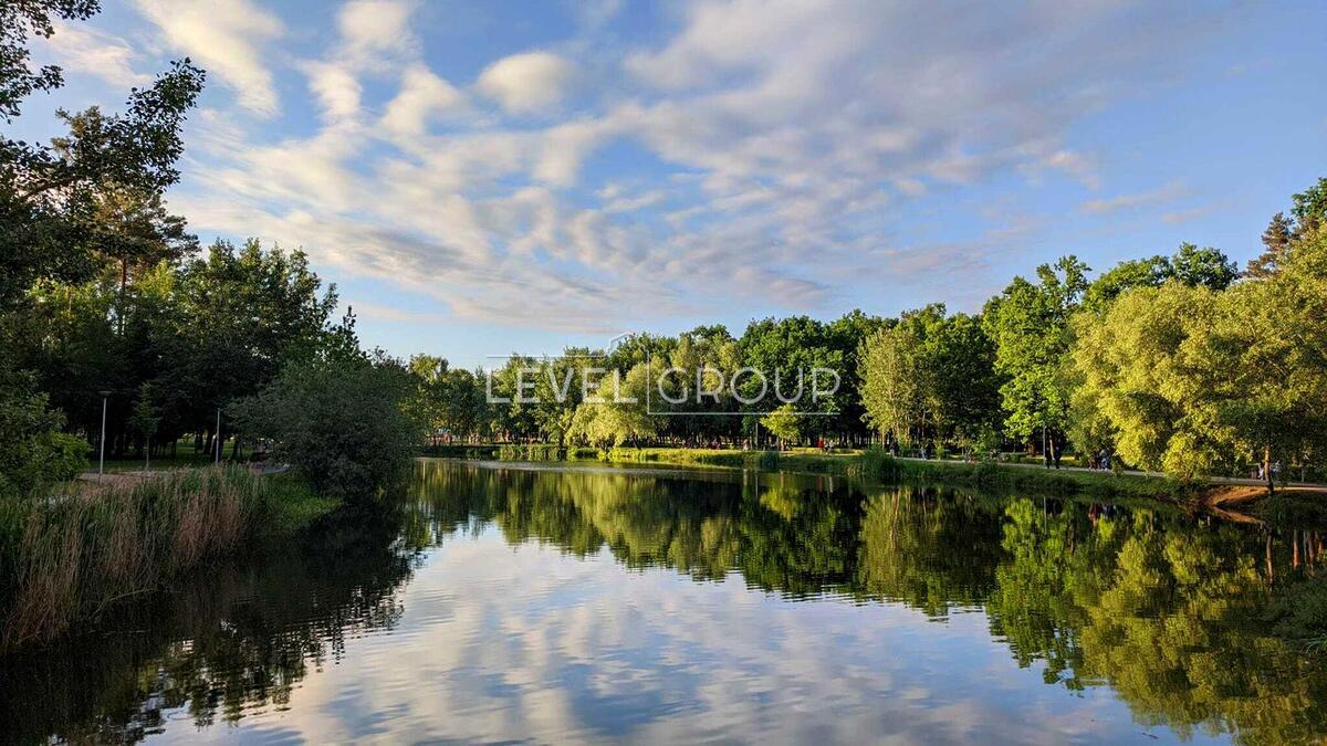 Воскресенська вул., 14д