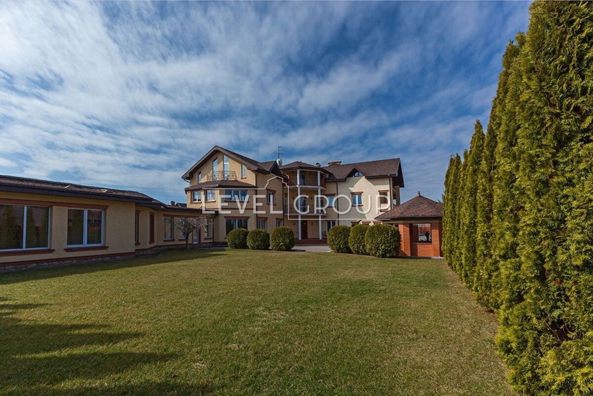 Дніпровська, 10