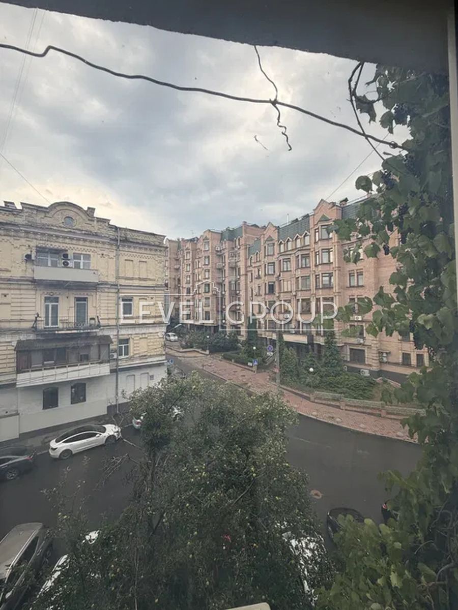 Кудрявська вул., 27-29