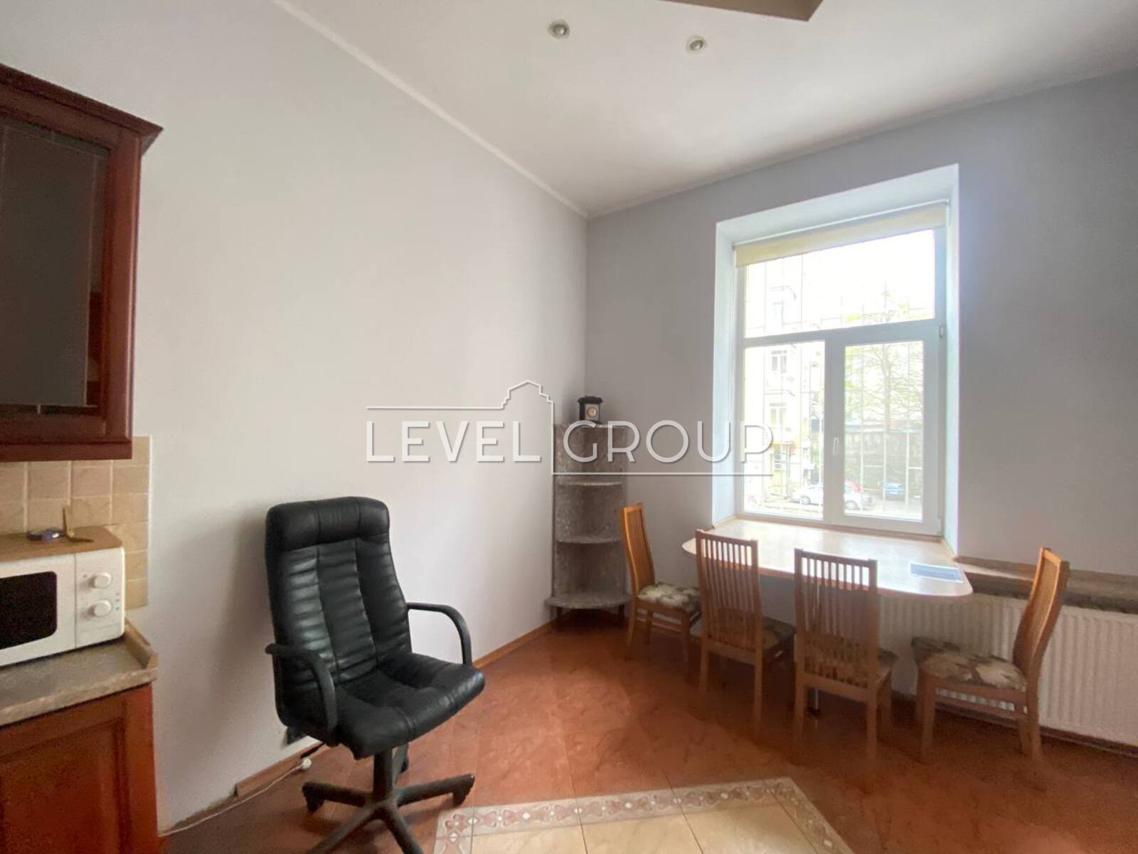 Саксаганського вул., 28