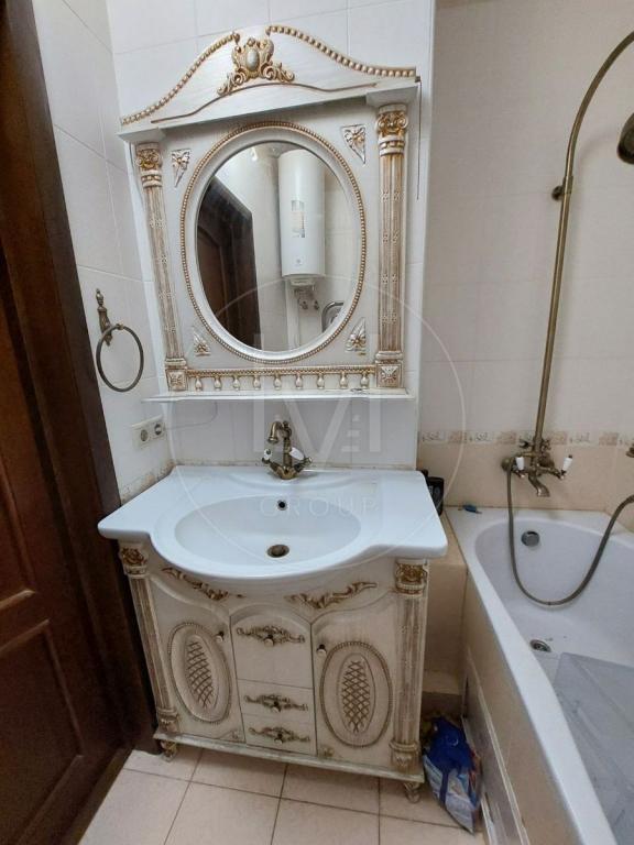 Воскресенська вул., 14