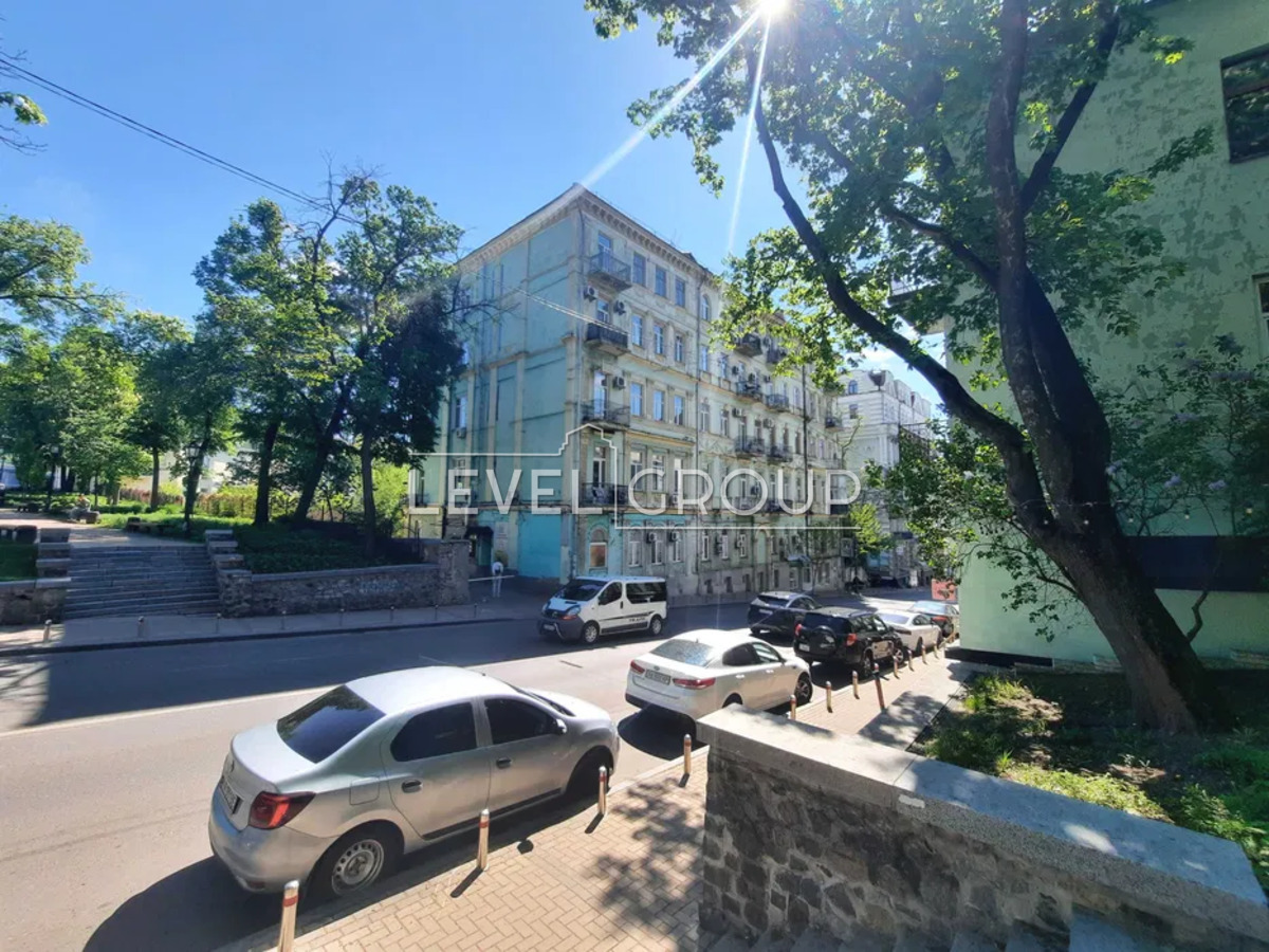 Михайлівська вул., 24