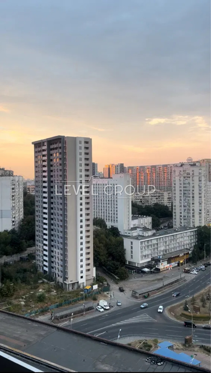 Holosiivskyi Ave. (40th Anniversary of October Avenue), 76