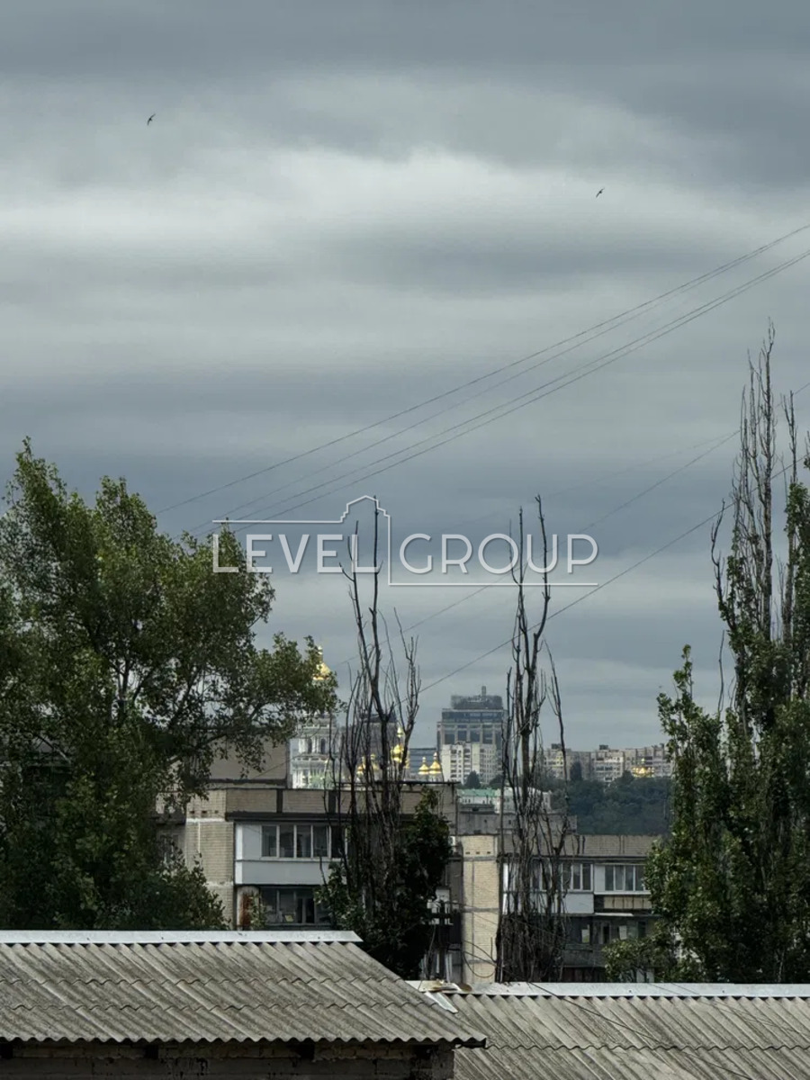 Sobornosti Ave. (Reunification), 17/2