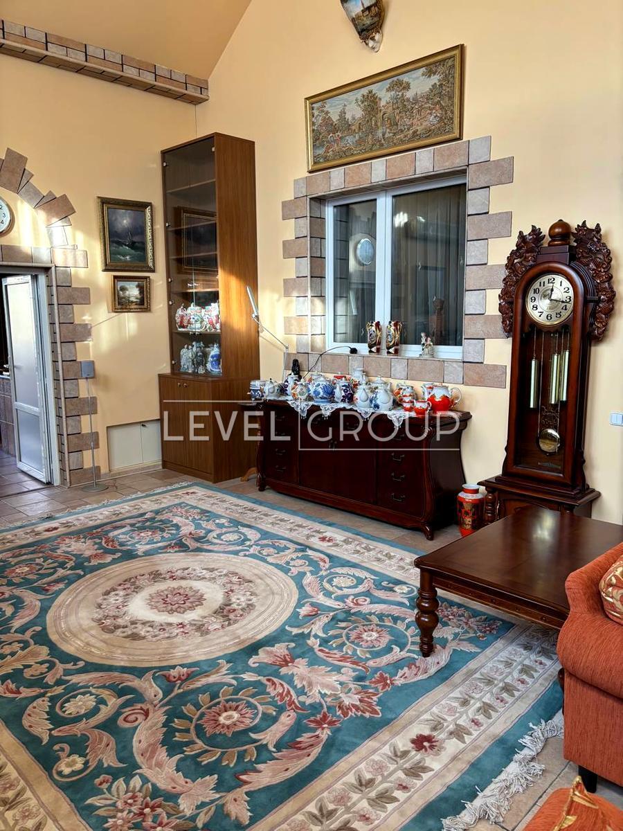 Мистецька вул., 7