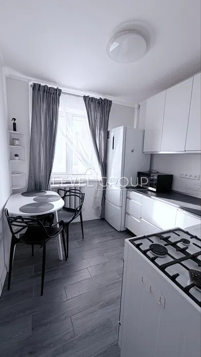 Dmytra Pavlychka Avenue, 10