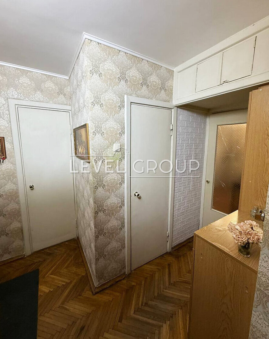 Академіка Корольова вул., 10А