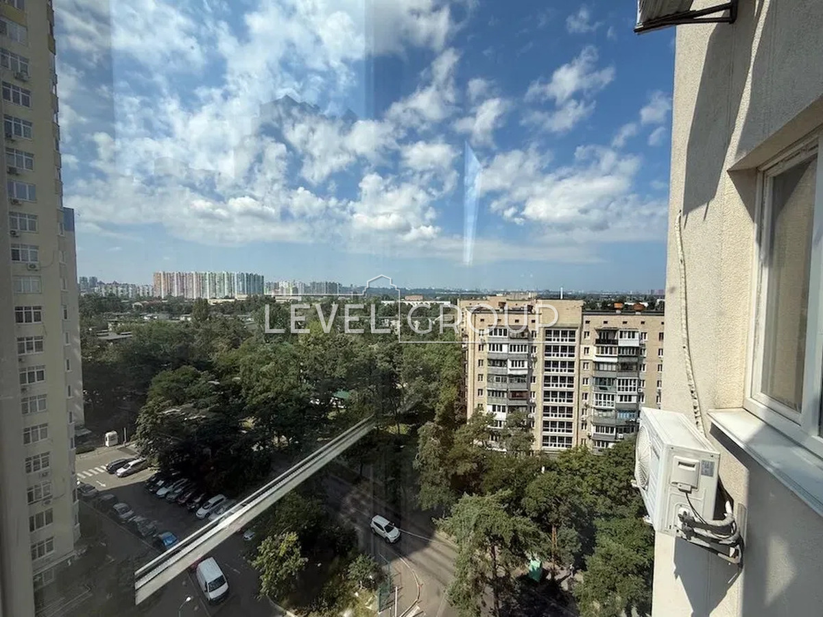 Воскресенська вул., 18