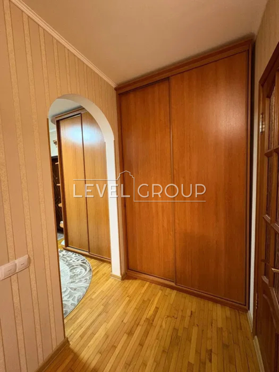 Drahomanova St., 8