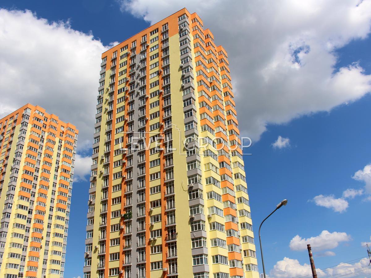 Сімї Кульженків вул. (Петра Дегтяренка), 31а