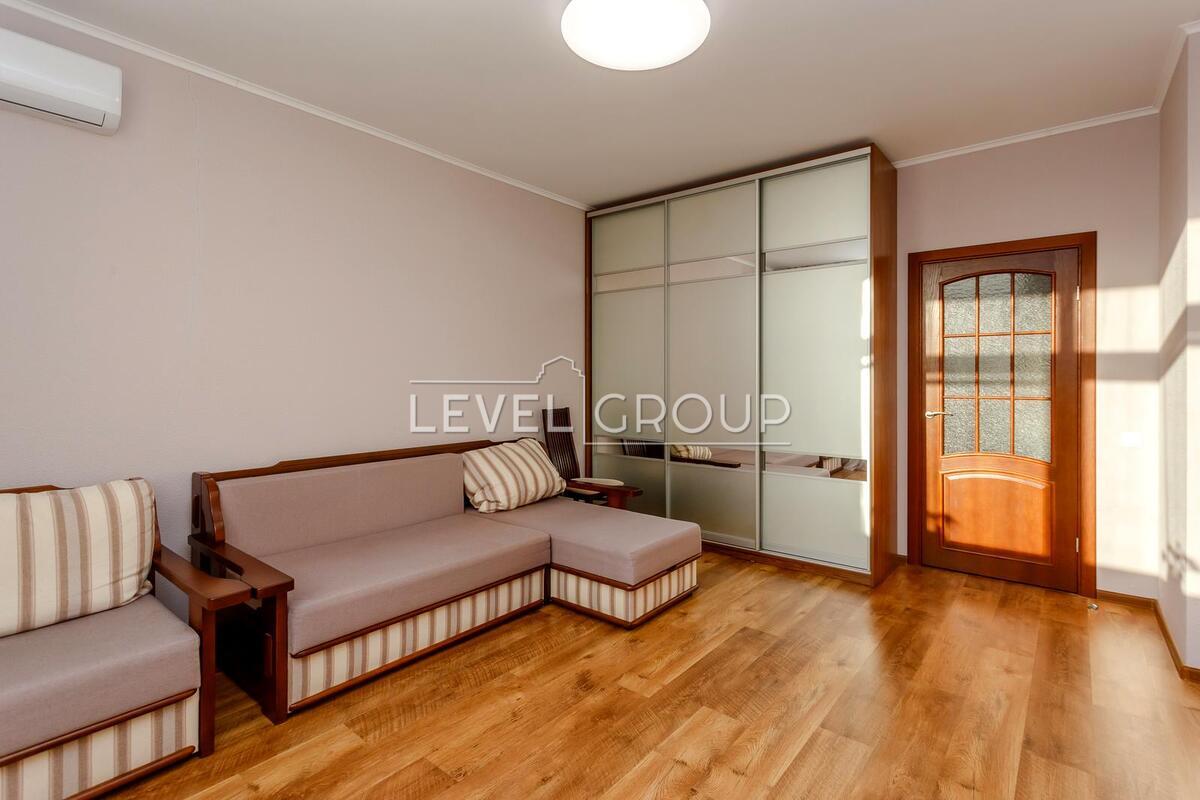 Воскресенська вул., 14д