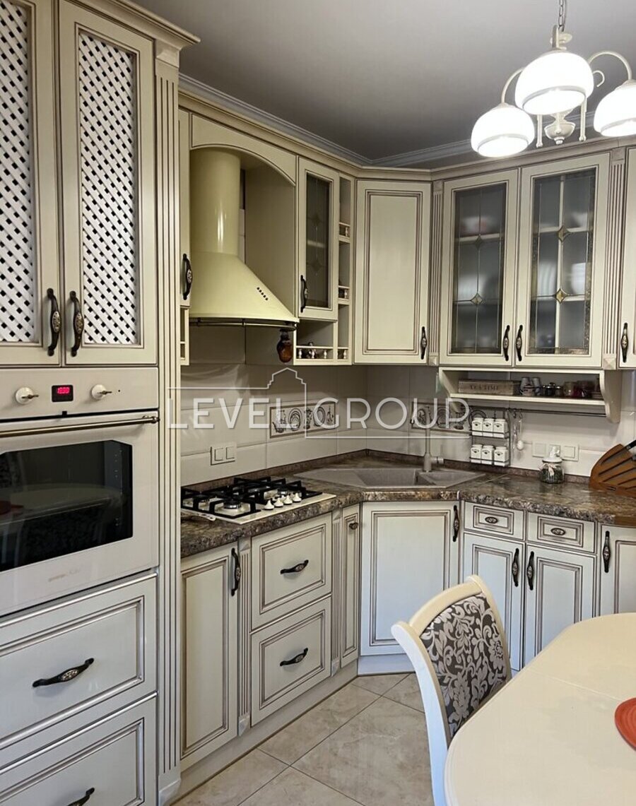 Святоюріївська, 22