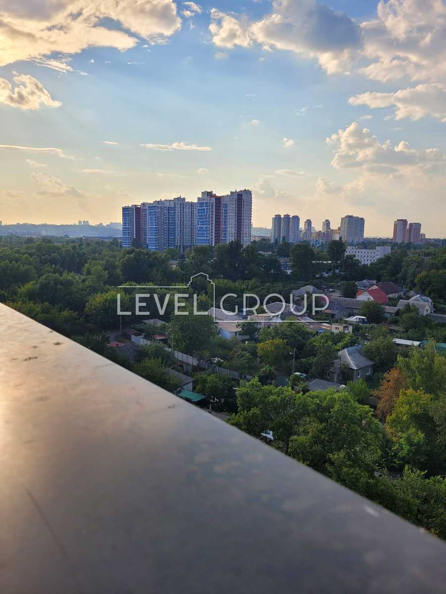 Тепловозна вул., 28