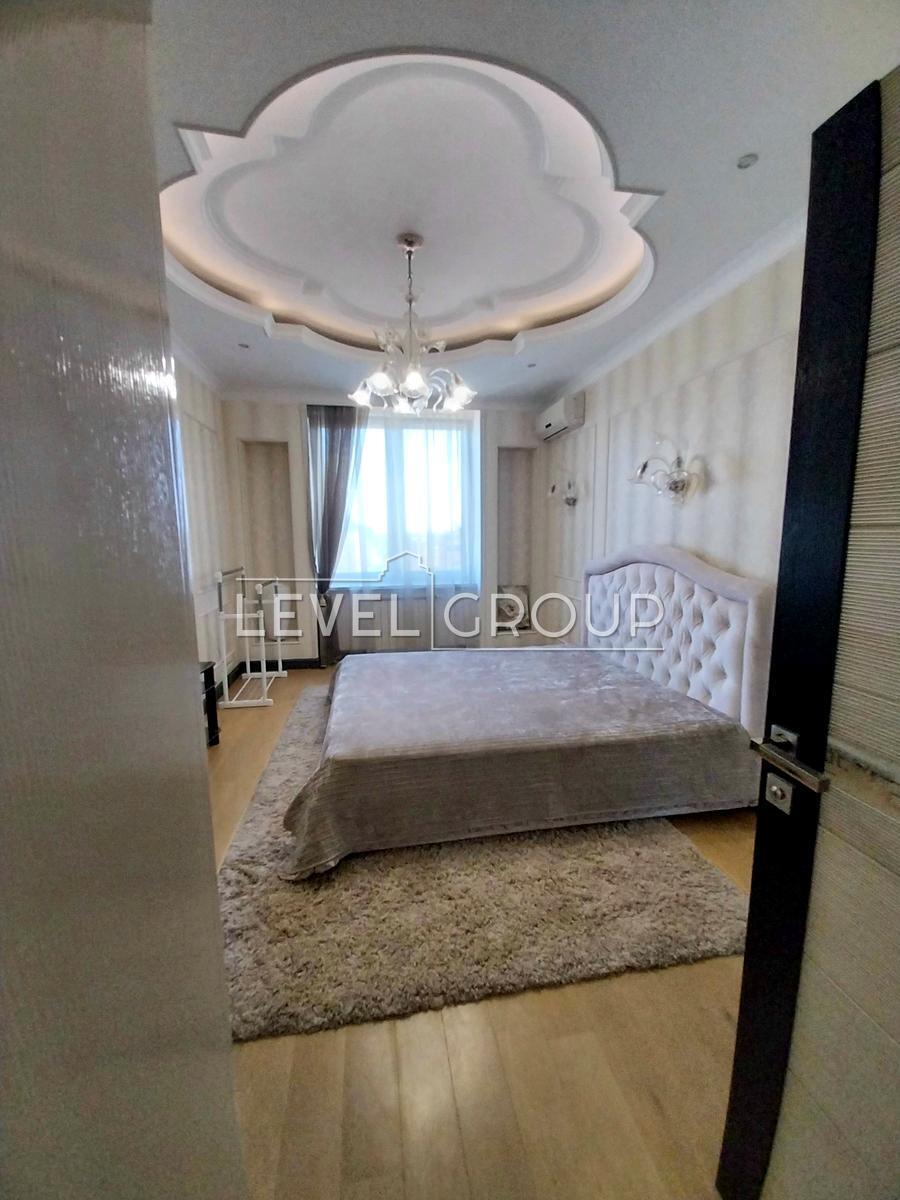 Дмитрівська вул., 82