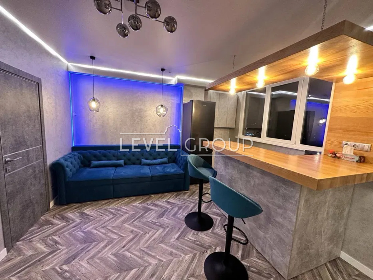 Mykola Bazhan Avenue, 16