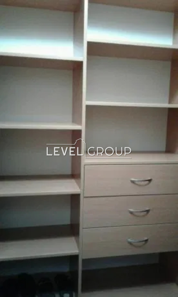name_en