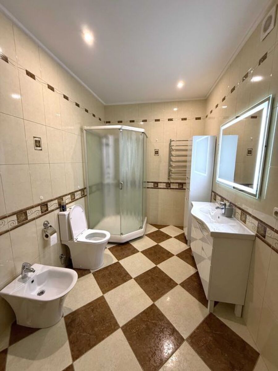 Київська, 12