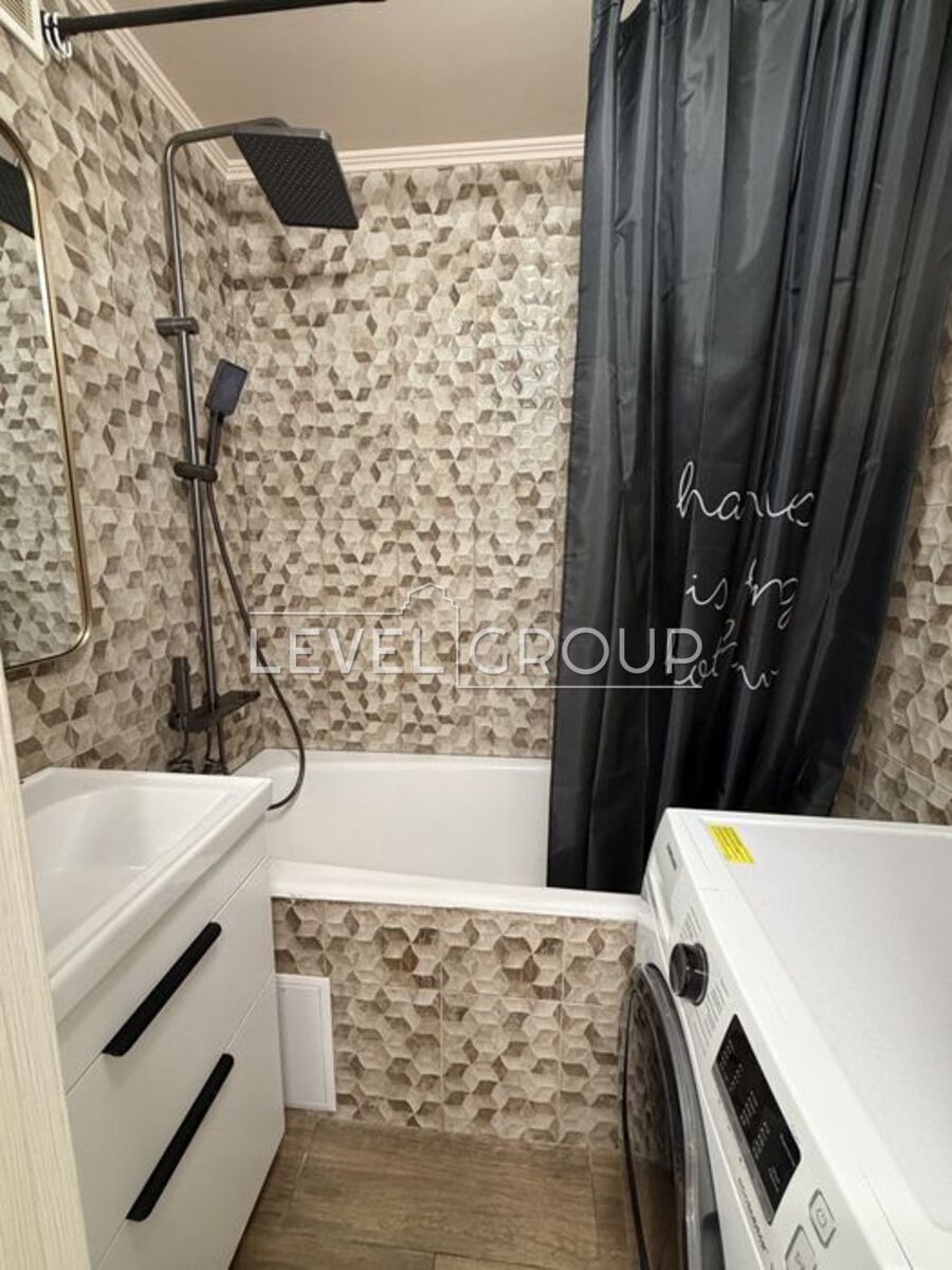 Хорольська вул., 8/4