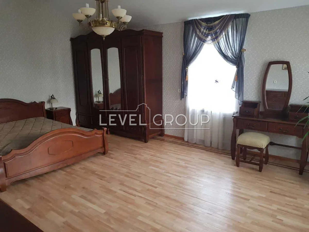 Жовтнева вул., 22