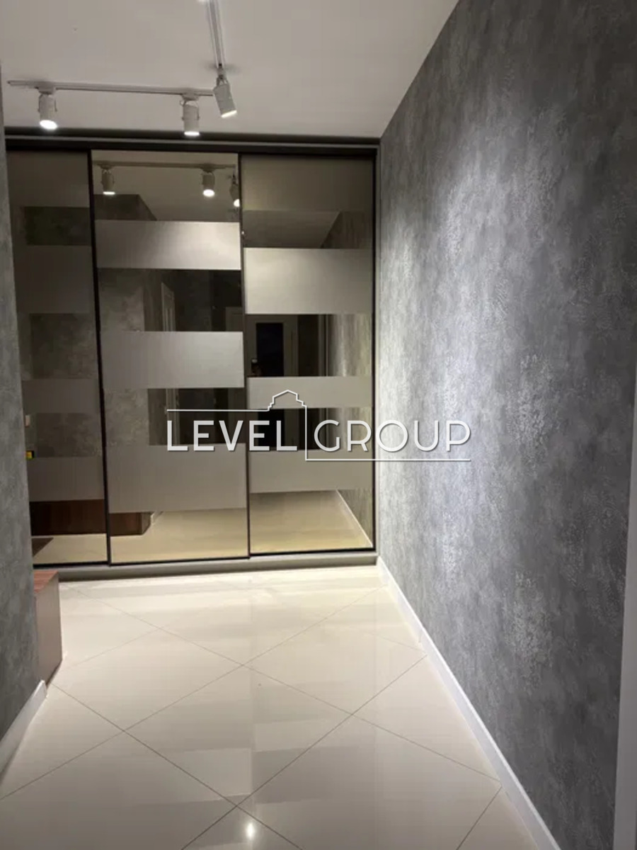 вул. Першотравнева, 24 в