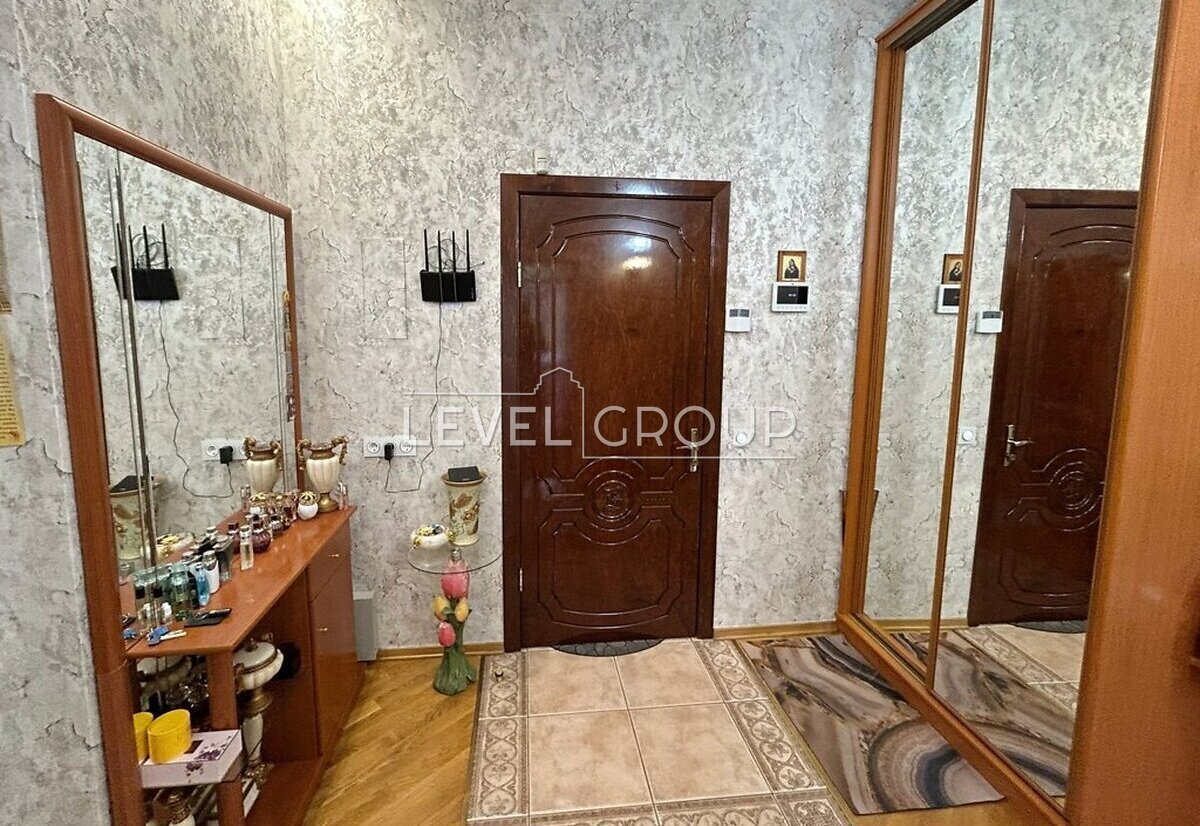 Верховної Ради бульв., 13