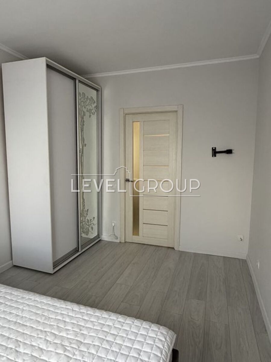 Хорольська вул., 8/4