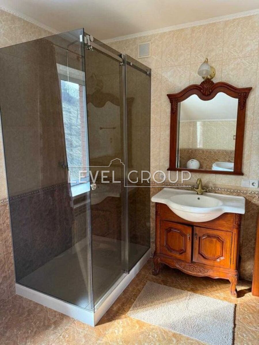 Центральна, 24