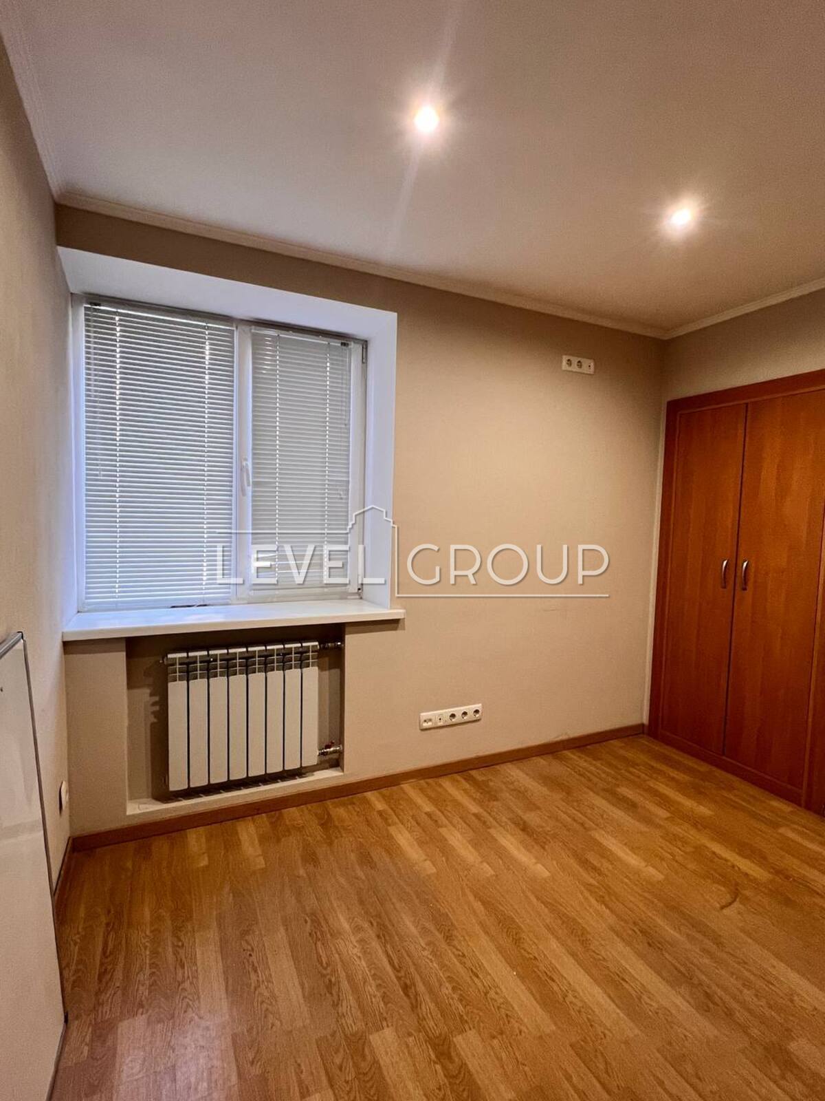 John McCain St. (Ivana Kudry), 30