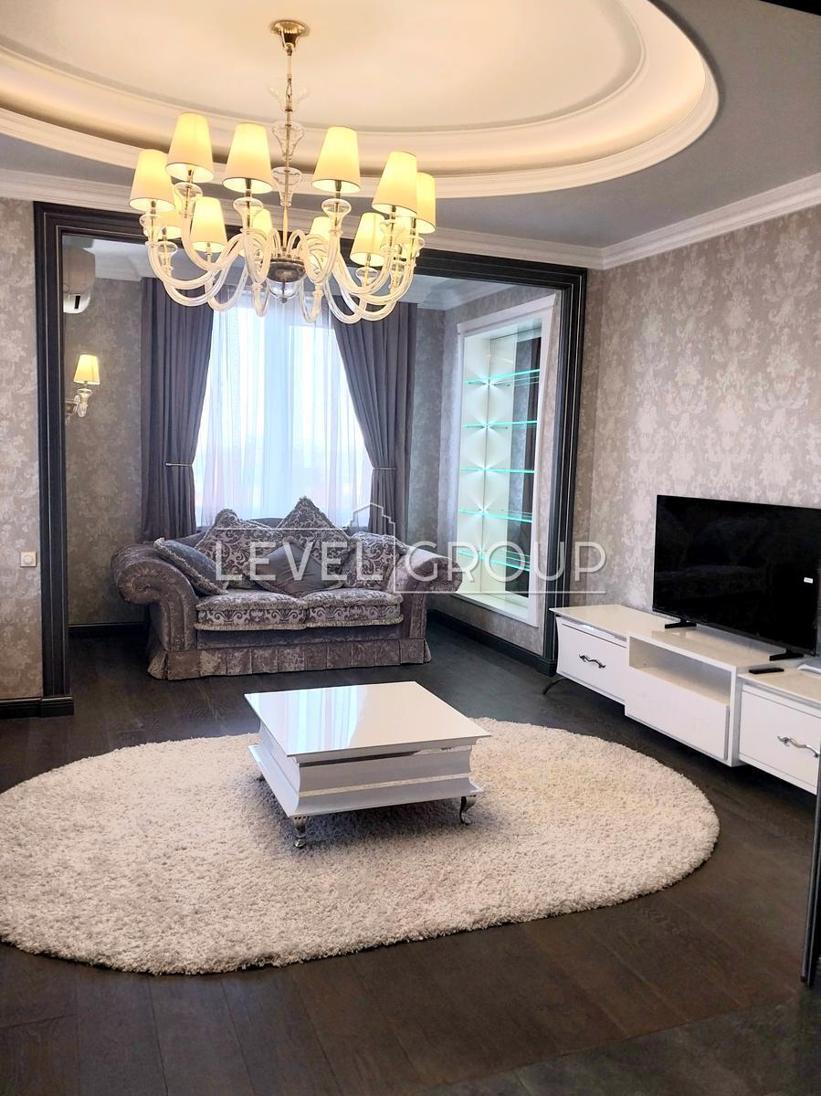 Дмитрівська вул., 82