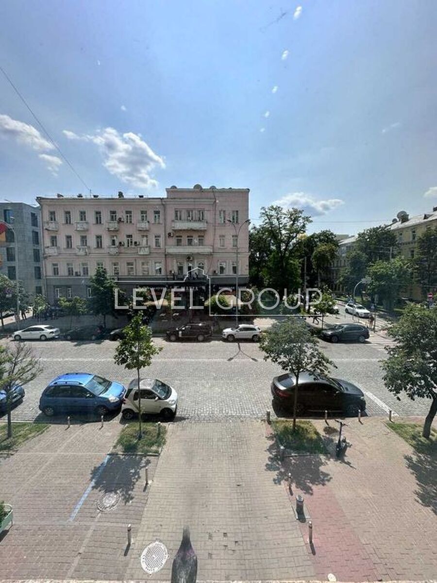 Богдана Хмельницького вул., 32