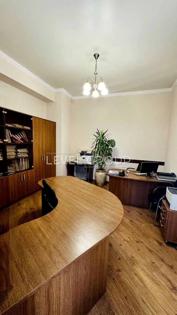 Велика Васильківська вул. (Червоноармійська), 33