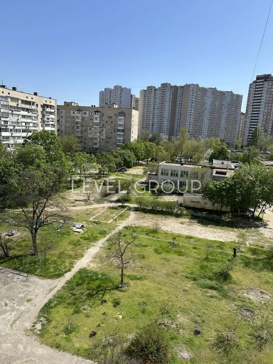 Здолбунівська вул., 3