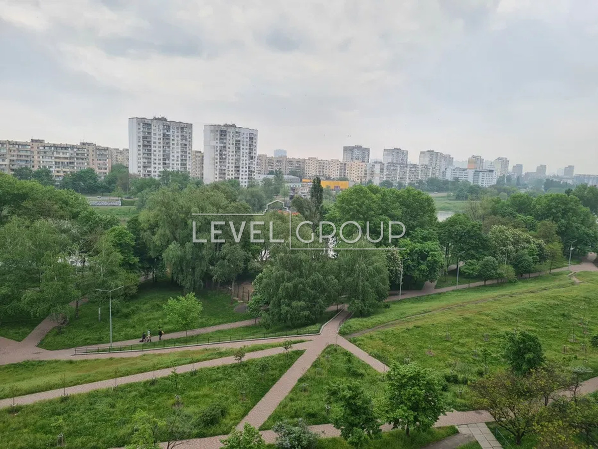 Райдужна вул., 18