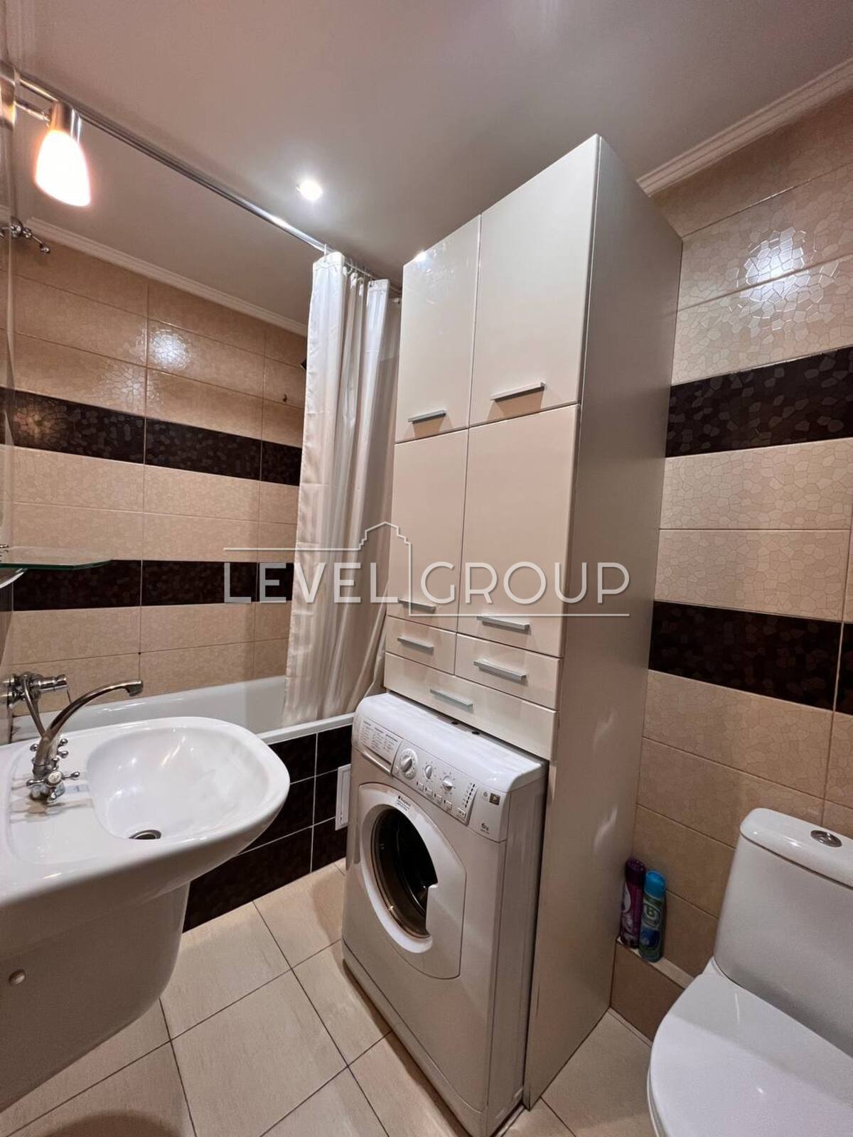 John McCain St. (Ivana Kudry), 30